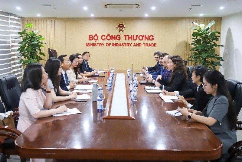 Đại sứ Valeria Csukasi, Thứ trưởng Bộ Ngoại giao Uruguay làm việc với lãnh đạo Bộ Công thương.