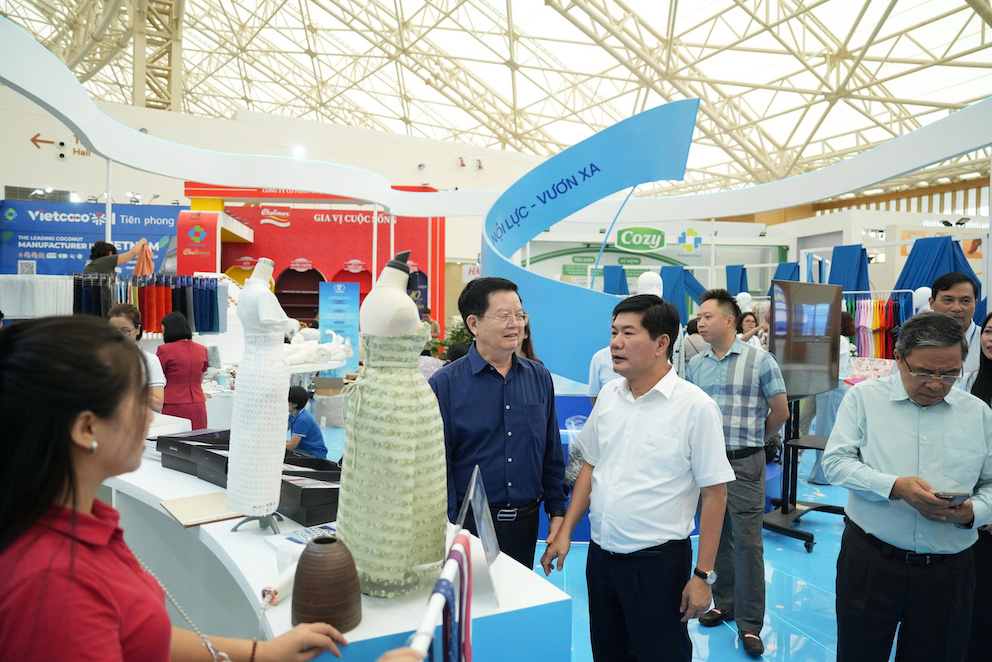 Phó Thủ tướng Chính phủ Mai Văn Chính đánh giá Vinatex là một trong những gian hàng chất lượng, hoàn thành đúng tiến độ, quy mô lớn