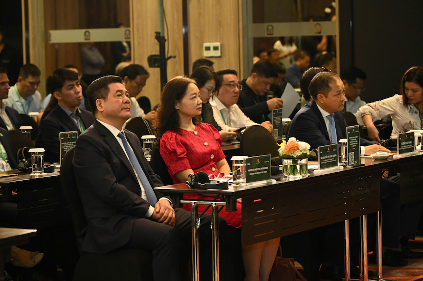 Bộ trưởng Bộ Công Thương cùng các đại biểu tham dự hội thảo về phát triển nhiên liệu sinh học trong thời kỳ mới.