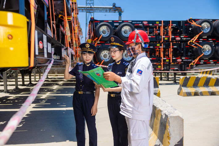 8 thấng/2025, ngành Hải quan thu ngân sách đạt 298.301 tỷ đồng, tăng 8,4% so với cùng kỳ.