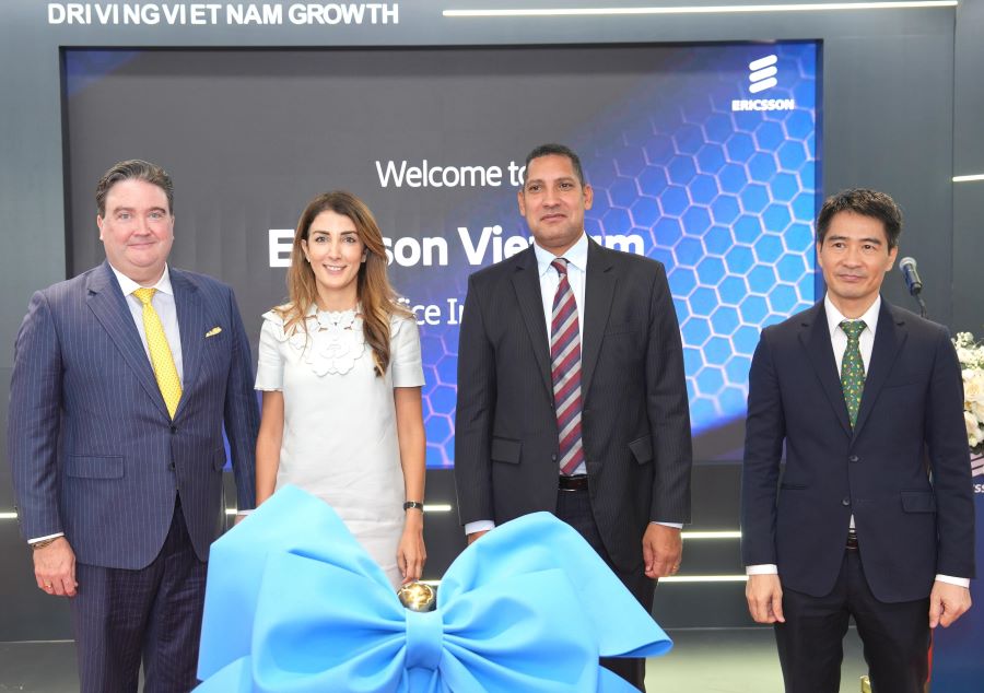 Đại sứ Mỹ Marc Knapper, Đại sứ Thụy Điển Johan Ndisi và Bà Rita Mokbel, Chủ tịch Ericsson Việt Nam tại lễ khai trương văn phòng mới của Ericsson tại Hà Nội.
