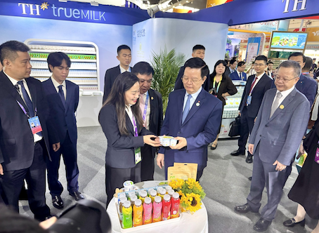 Phó Thủ tướng Mai Văn Chính đi thăm gian hàng Việt Nam tại CAEXPO 2025