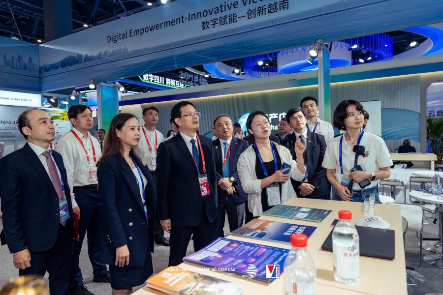 Ông Liêu Khôn Minh, Thị trưởng thành phố Hồ Châu, tỉnh Chiết Giang, Trung Quốc cùng phái đoàn đại biểu thành phố Hồ Châu đến thăm Khu gian hàng Quốc gia Việt Nam tại Hội chợ GDTE 2025