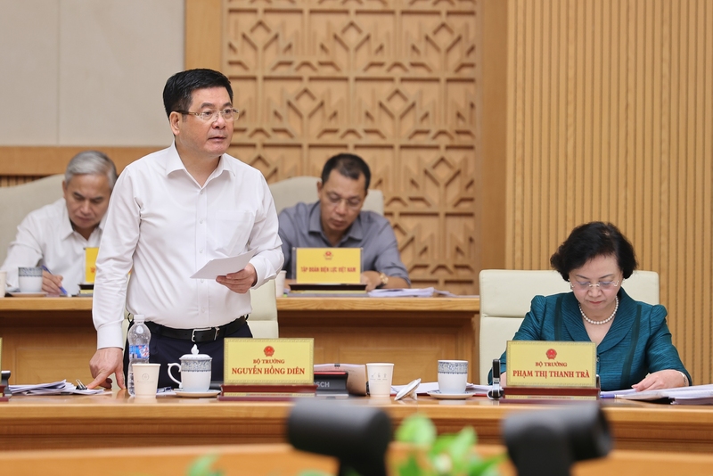 Bộ trưởng Nguyễn Hồng Diên nhận định, nếu không có biến động lớn, xuất nhập khẩu cả năm nay sẽ vượ 900 tỷ USD.