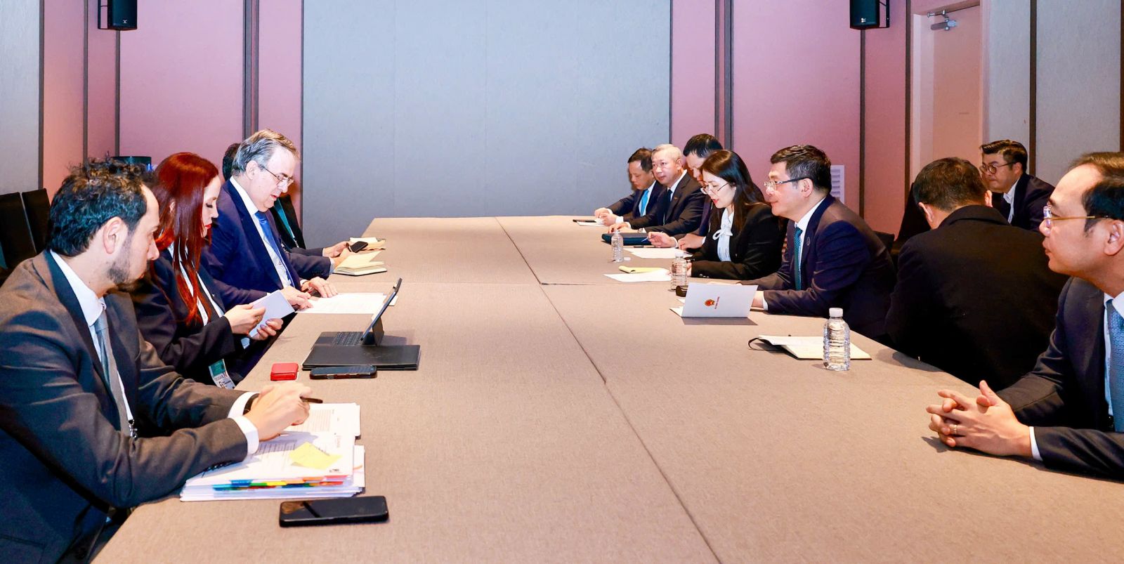 Bộ trưởng Nguyễn Hồng Diên làm việc song phương với Bộ trưởng kinh tế Mê-xi-cô