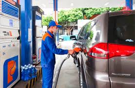 Giá bán lẻ xăng E5RON92 và RON95 giảm 70 đồng mỗi lít từ chiều 6/11.