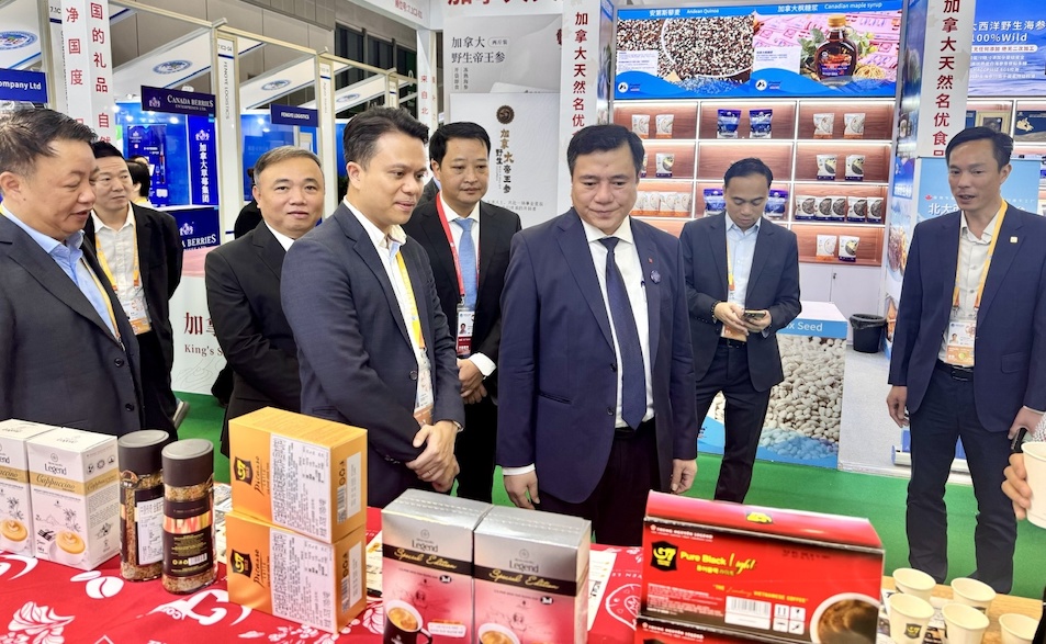 Thứ trưởng Bộ Công Thương Nguyễn Sinh Nhật Tân đi thăm gian hàng tại Hội chợ CIIE 2025