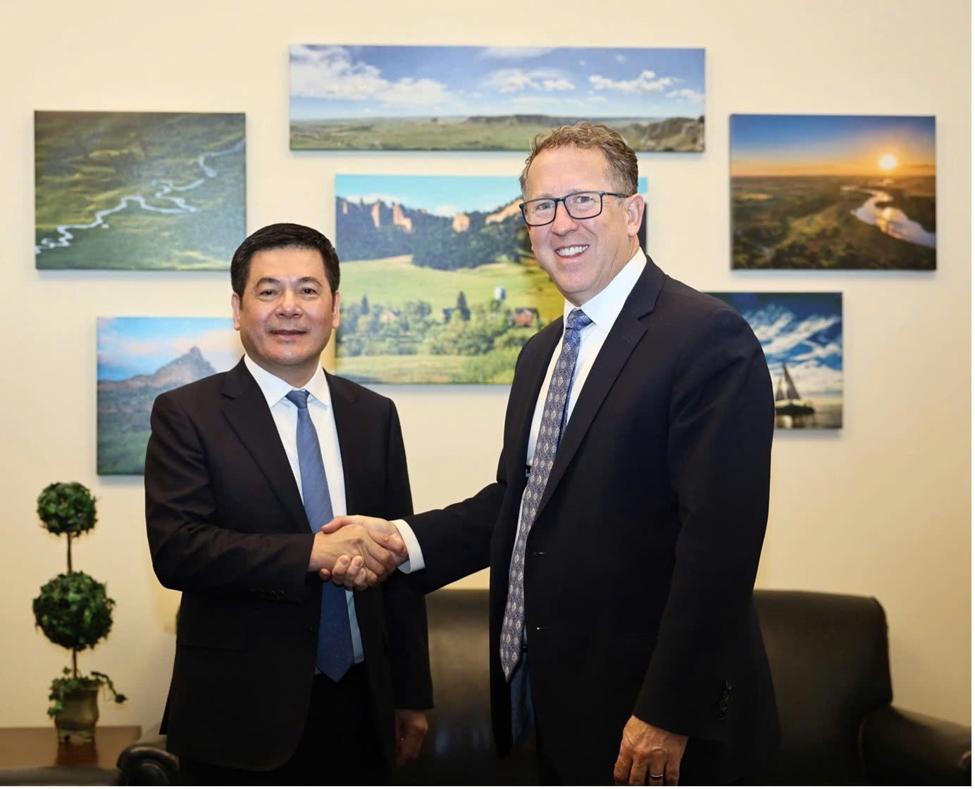 Bộ trưởng Bộ Công Thương Nguyễn Hồng Diên làm việc với Hạ nghị sĩ Adrian Smith (bang Nebraska, Đảng Cộng hoà)