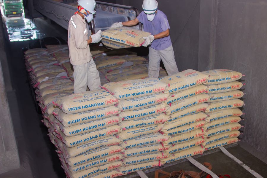 Hàng chục nhà sản xuất xi măng trong nước tăng giá bán sản phẩm thêm 100.000/tấn từ 18/11/2025.