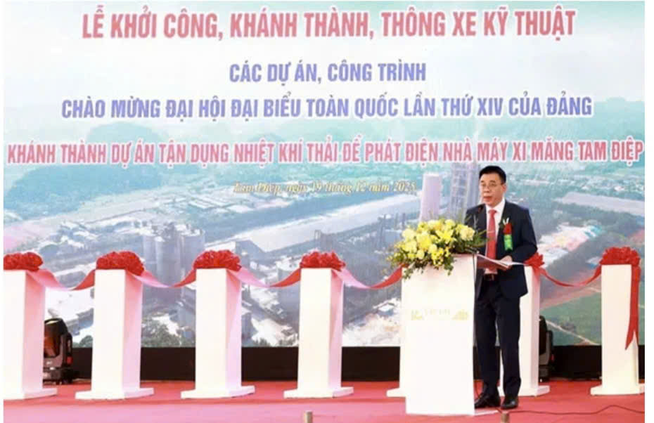 L&atilde;nh đạo Vi&ecirc;m Tam Điệp tại sự kiện kh&aacute;nh th&agrave;nh hệ thống tận dụng nhiệt kh&iacute; thải để ph&aacute;t điện.