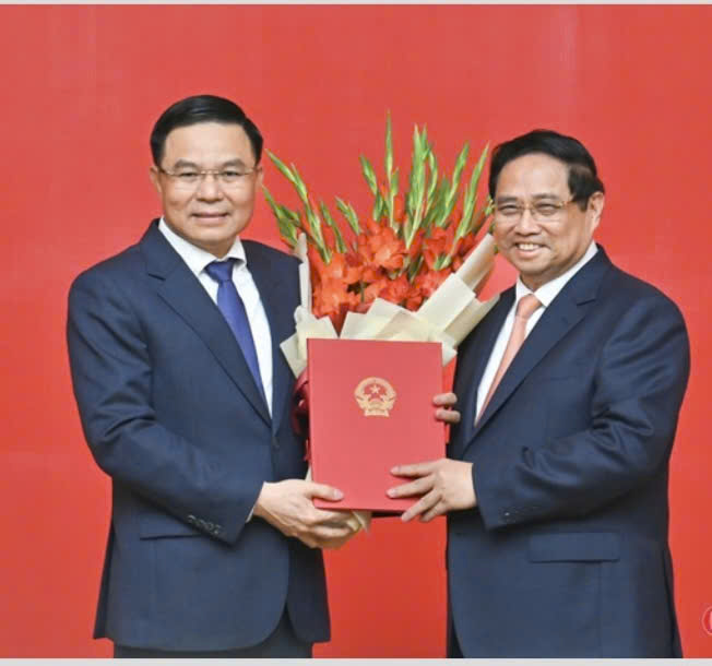 Thủ tướng Phạm Minh Ch&iacute;nh trao quyết định điều động cho &ocirc;ng L&ecirc; Mạnh H&ugrave;ng