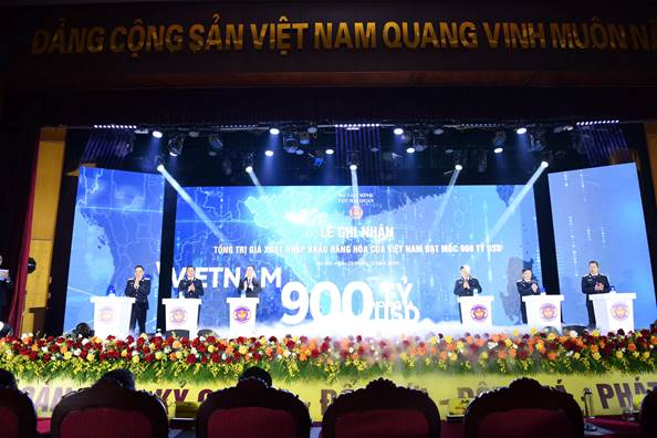 Lãnh đạo Bộ tài chính, Cục Hải quan thực hiện nghi thức ghi nhận quy mô kim ngạch xuất nhập khẩu đạt 900 tỷ USD