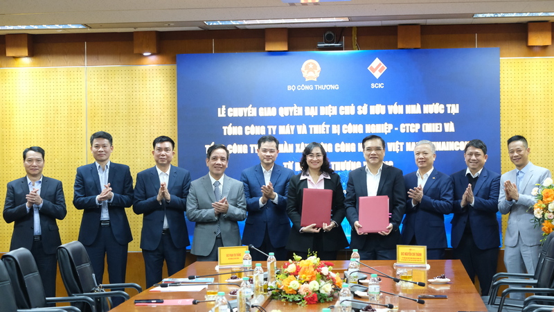 Thứ trưởng Bộ C&ocirc;ng Thương Phan Thị Thắng v&agrave; Chủ tịch HĐTV SCIC Nguyễn Ch&iacute; Th&agrave;nh đ&atilde; ch&iacute;nh thức k&yacute; kết Bi&ecirc;n bản chuyển giao