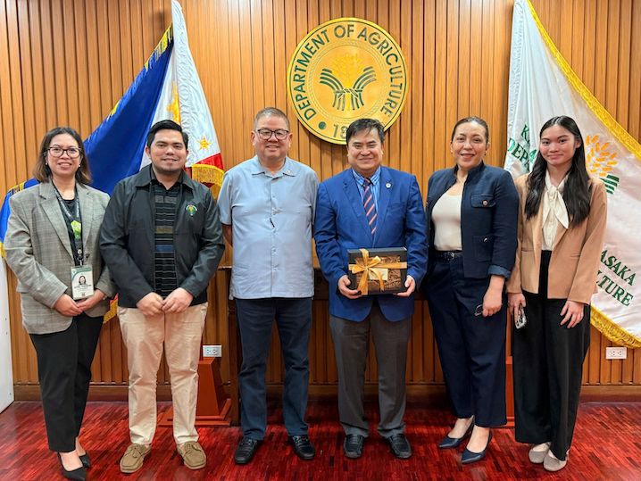 Bộ trưởng Bộ Nông nghiệp Philippines cùng các cán bộ tại Thương vụ Việt Nam tại Philippines.