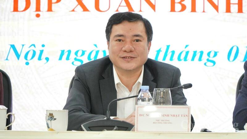 Thứ trưởng C&ocirc;ng thương Nguyễn Sinh Nhật T&acirc;n l&agrave;m r&otilde; c&aacute;c vấn đề li&ecirc;n quan đến xăng dầu tại họp b&aacute;o thường kỳ qu&yacute; IV/2025, s&aacute;ng 29/1.