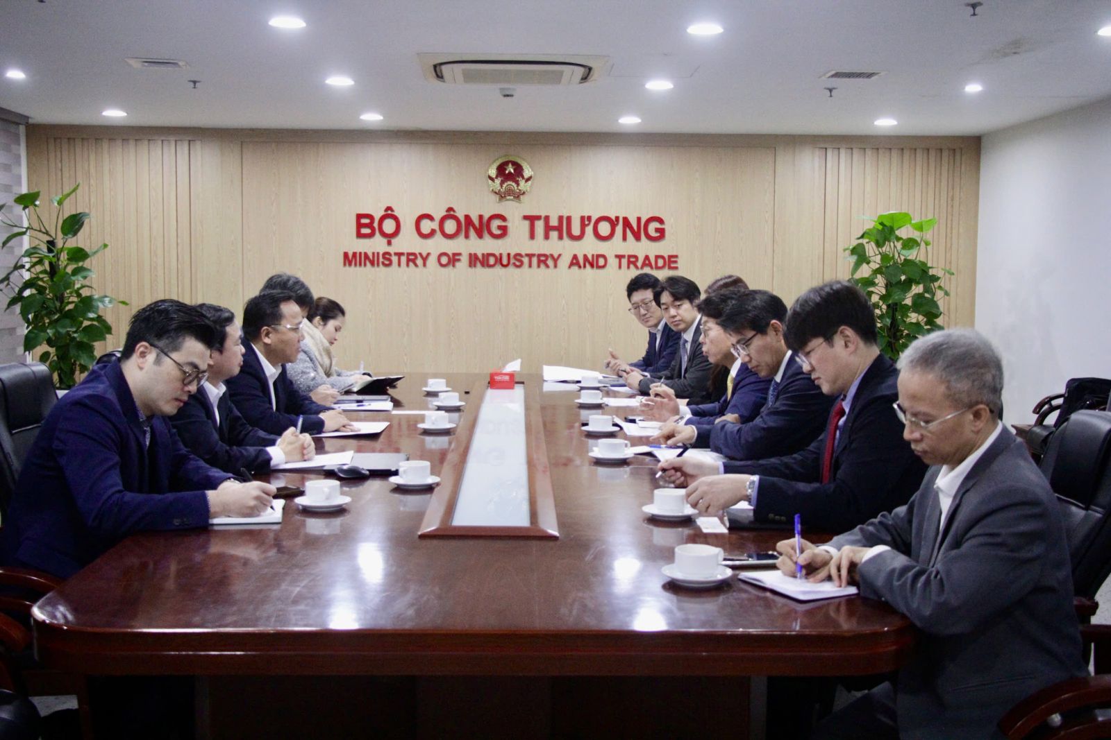 Thứ trưởng Bộ C&ocirc;ng Thương Nguyễn Ho&agrave;ng Long l&agrave;m việc với Tập đo&agrave;n Doosan Enerbility, s&aacute;ng 2/2/2026.