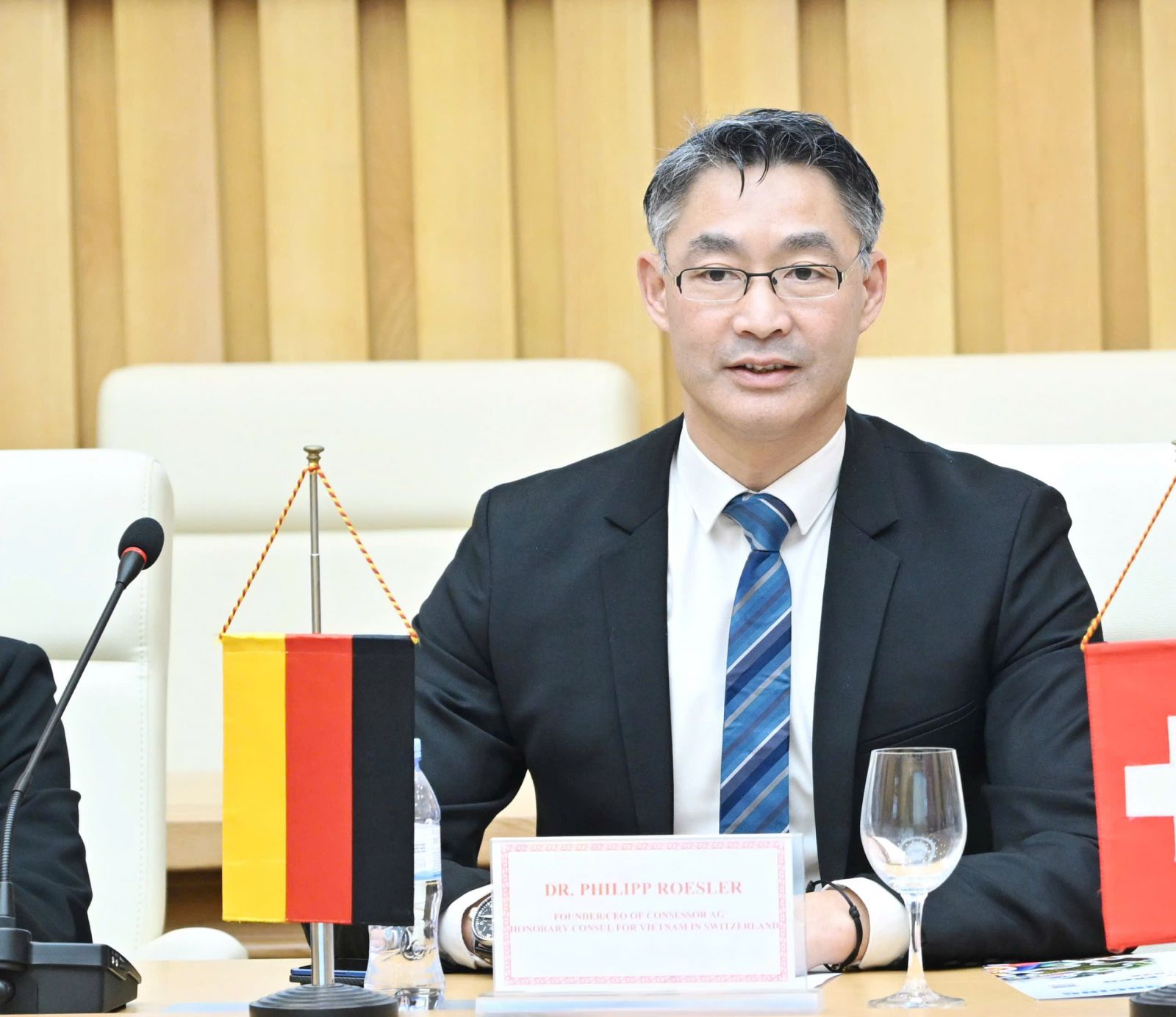 Tiến sĩ Philipp Roesler, L&atilde;nh sự danh dự Việt Nam tại Thụy Sĩ, Chủ tịch Consessor AG ph&aacute;t biểu tại buổi l&agrave;m việc với l&atilde;nh đạo Bộ C&ocirc;ng Thương.