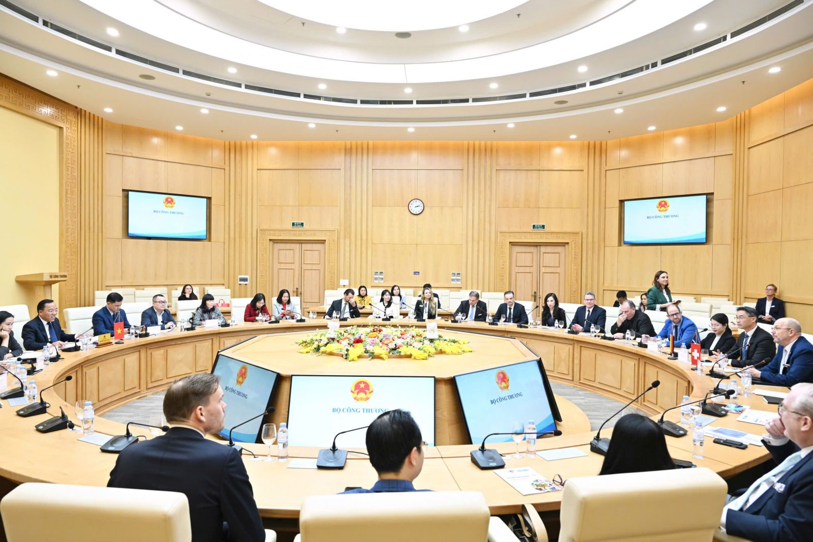 Thứ trưởng Nguyễn Ho&agrave;ng Long v&agrave; đo&agrave;n doanh nghiệp Thụy Sỹ- ch&acirc;u &Acirc;u.