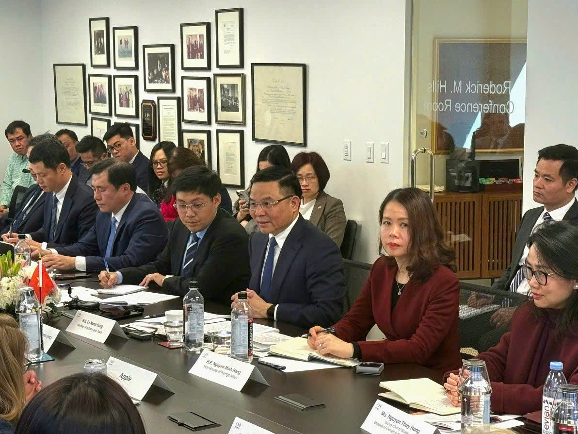 Quyền Bộ trưởng L&ecirc; Mạnh H&ugrave;ng trao đổi với c&aacute;c doanh nghiệp Hoa Kỳ tại <span class=