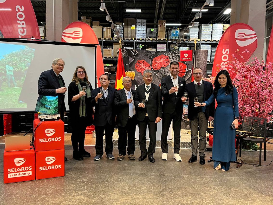 Thương vụ Việt Nam tại CHLB Đức đ&atilde; phối hợp c&ugrave;ng Hiệp hội Rau quả Việt Nam (Vinafruit) v&agrave; hệ thống đại si&ecirc;u thị b&aacute;n bu&ocirc;n Selgros tổ chức &ldquo;Ng&agrave;y h&agrave;ng Việt Nam&rdquo; tại si&ecirc;u thị Selgros.