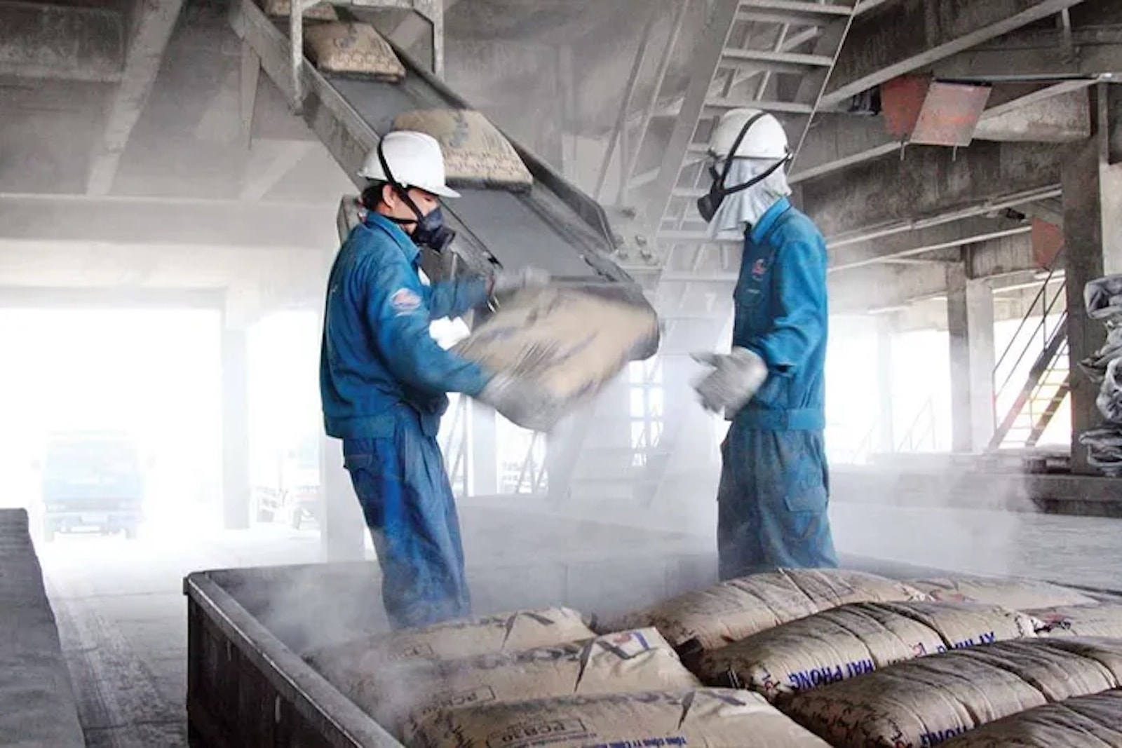 51 cơ sở sản xuất xi măng ch&iacute;nh thức tham gia th&iacute; điểm hạn ngạch ph&aacute;t thải giai đoạn 2025 - 2026.