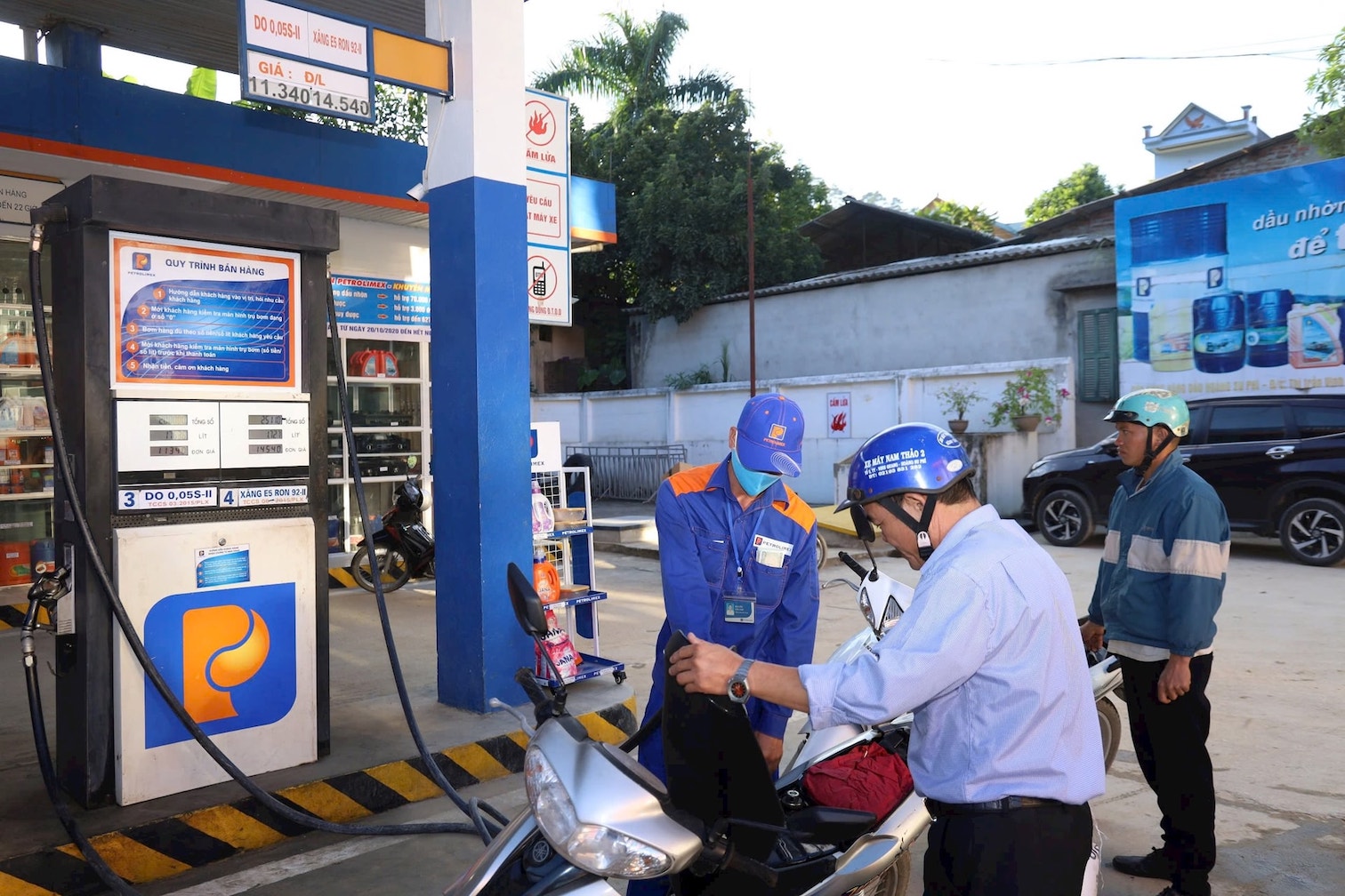 Gi&aacute; xăng tăng th&ecirc;m 395 -420 đồng mỗi l&iacute;t từ 15 giờ chiều 12/2.