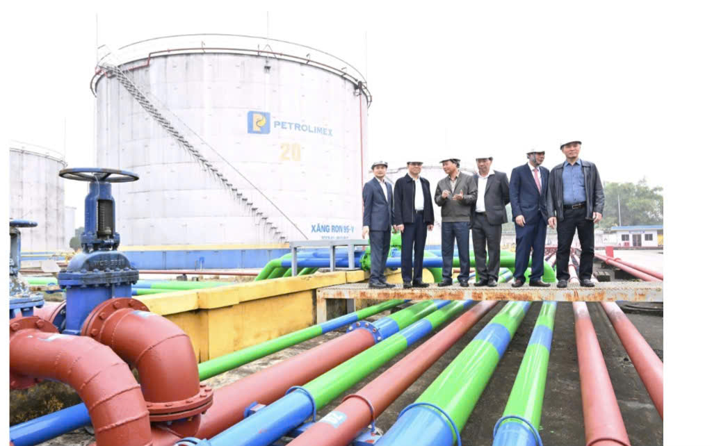 L&atilde;nh đạo Bộ C&ocirc;ng thương kiểm tra cung ứng xăng dầu dịp Tết Nguy&ecirc;n đ&aacute;n B&iacute;nh Ngọ 2026.