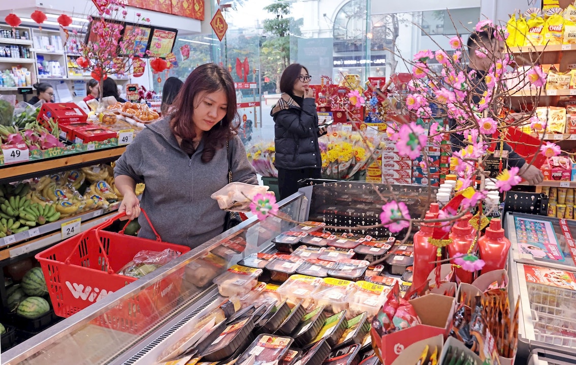Nhiều chuỗi bán lẻ hiện đại đã mở cửa trở lại từ chiều mùng 1 Tết Nguyên đán Bính Ngọ.