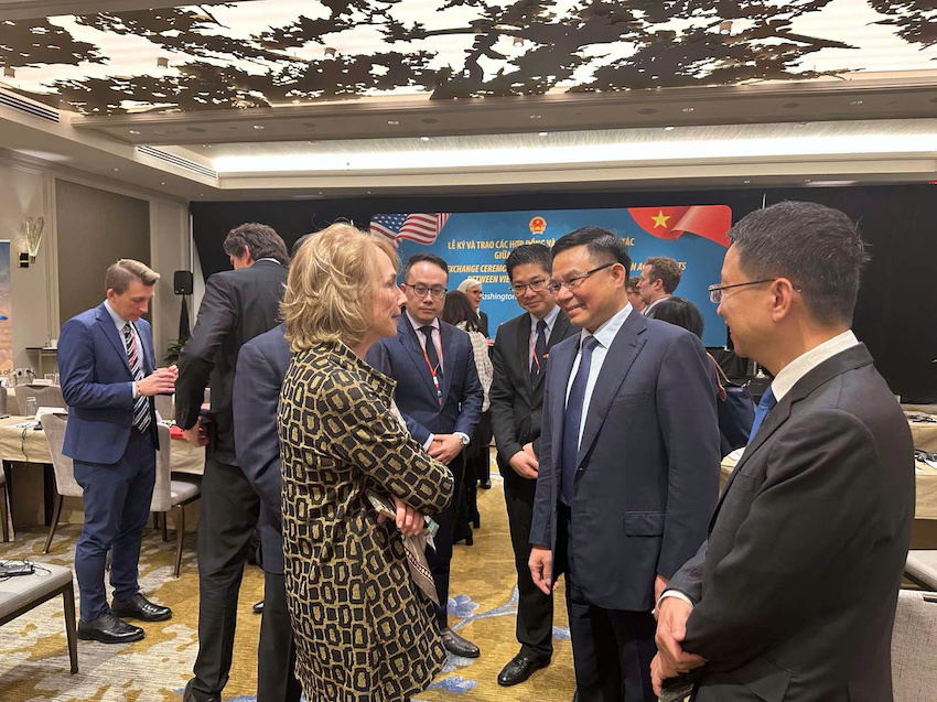 Quyền Bộ trưởng Bộ C&ocirc;ng Thương L&ecirc; Mạnh H&ugrave;ng trao đổi với b&agrave; Virginia Foote, Ph&oacute; chủ tịch AmCham.