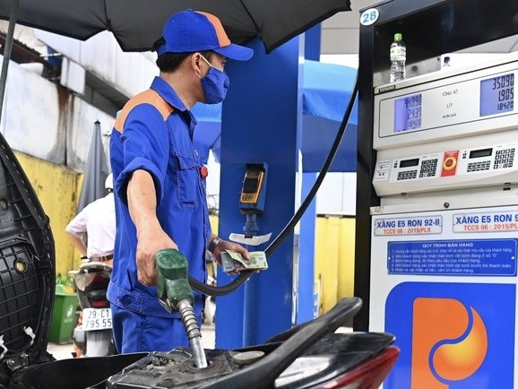 Giá xăng tăng mạnh từ 15 giờ chiều nay, đưa xăng RON95 vượt 20.000đ/lít.