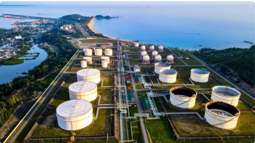 hai nh&agrave; m&aacute;y lọc dầu lớn trong nước l&agrave; Dung Quất v&agrave; Nghi Sơn vẫn đang vận h&agrave;nh b&igrave;nh thường, bảo đảm nguồn cung xăng dầu cho c&aacute;c thương nh&acirc;n đầu mối theo hợp đồng đ&atilde; k&yacute; đến hết th&aacute;ng 3/2026.