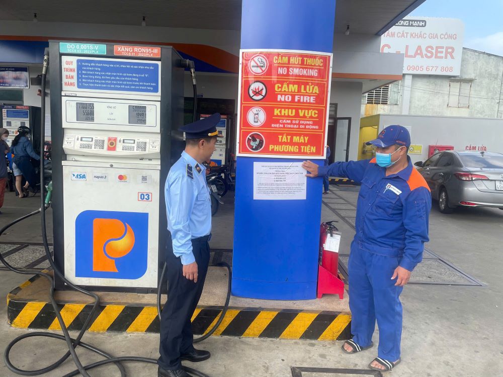 Bộ C&ocirc;ng thương v&agrave; c&aacute;c bộ, ng&agrave;nh đang triển khai nhiều biện ph&aacute;p đảm bảo nguồn cung xăng dầu