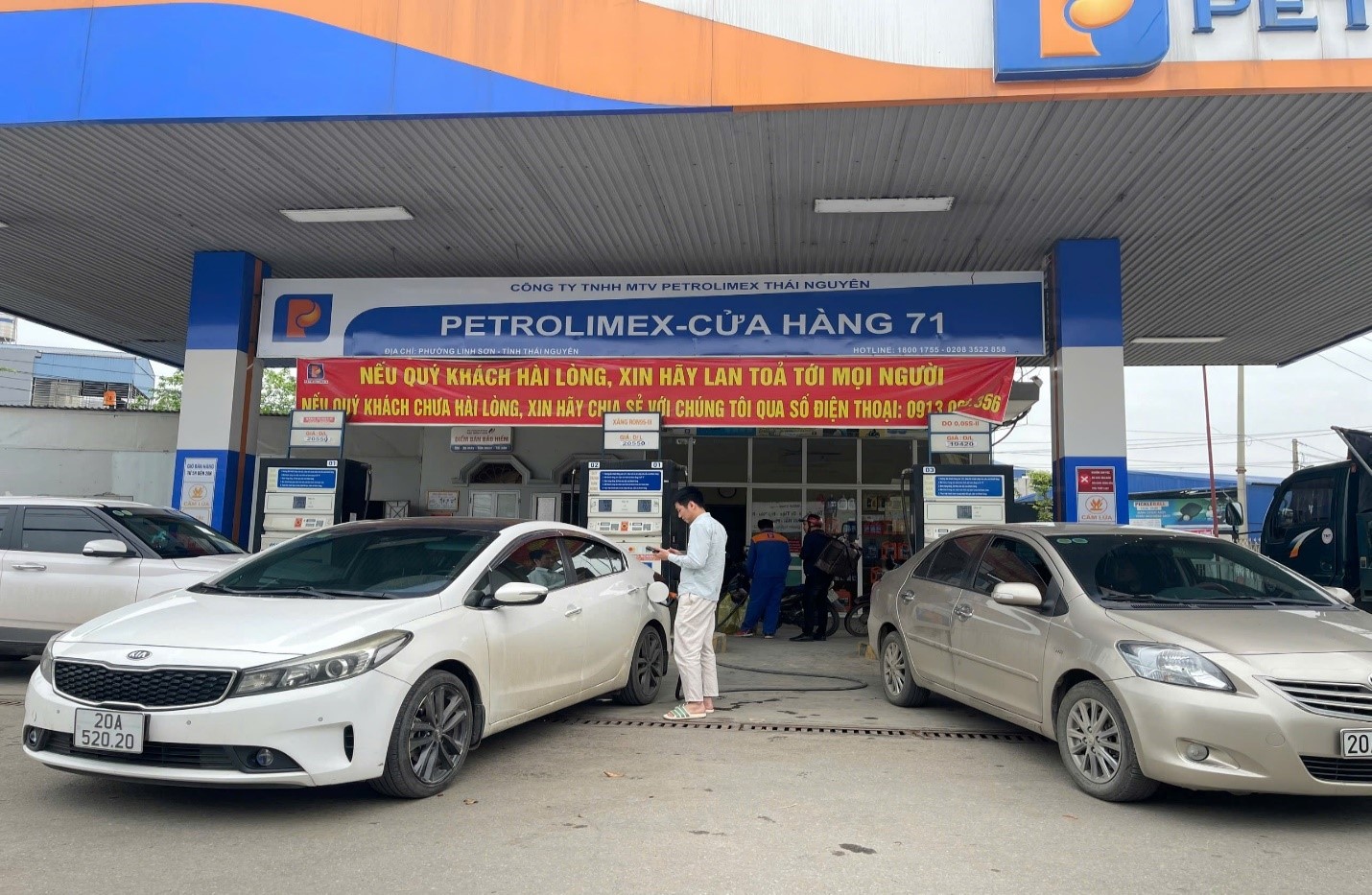 Gi&aacute; xăng dầu lại tăng mạnh, xăng RON95 xấp xỉ 30.000đồng/l&iacute;t.