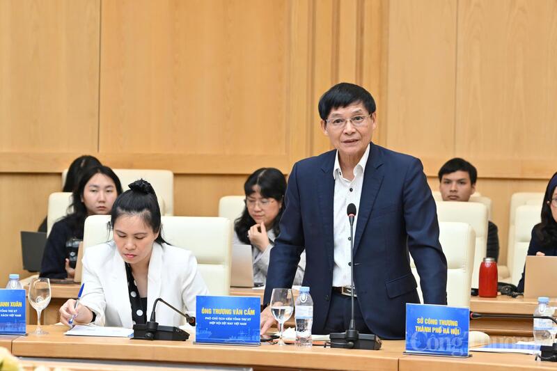 &Ocirc;ng Trương Văn Cẩm, Ph&oacute; chủ tịch Vitas cho biết, ng&agrave;nh dệt may cuất khẩu nhiều nhưng vẫn phụ thuộc nhiều v&agrave;o nguy&ecirc;n liệu nhập  khẩu.