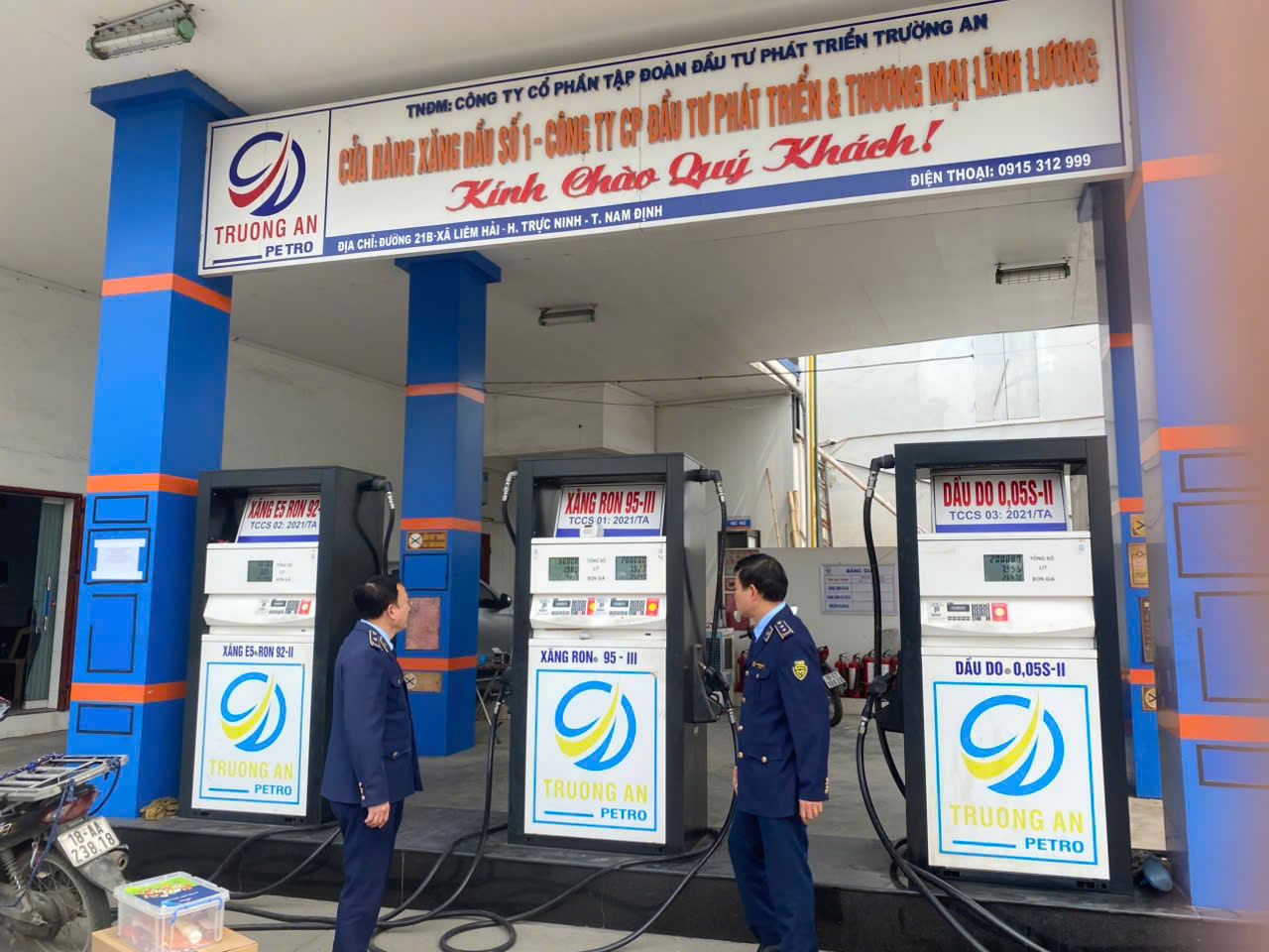 Đội QLTT số 7 Kiểm tra tại cửa h&agrave;ng xăng dầu số 1 tại x&atilde; Ninh Giang, Ninh B&igrave;nh