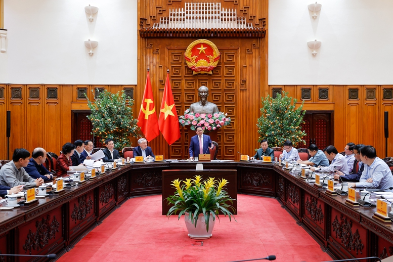 Thủ tướng Phạm Minh Ch&iacute;nh n&oacute;i Việt Nam dứt kho&aacute;t kh&ocirc;ng để thiếu xăng dầu trong bất cứ trường hợp n&agrave;o.