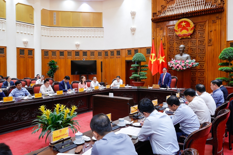 Thủ tướng Ch&iacute;nh phủ Phạm Minh Ch&iacute;nh l&agrave;m việc với Tổ c&ocirc;ng t&aacute;c về an ninh năng lượng, chiều 17/3. Ảnh: VGP.