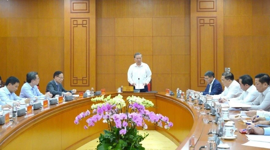 Tổng B&iacute; thư y&ecirc;u cầu Bộ C&ocirc;ng Thương tiếp tục nghi&ecirc;n cứu, tiếp thu đầy đủ c&aacute;c &yacute; kiến tại cuộc họp, khẩn trương r&agrave; so&aacute;t v&agrave; b&aacute;o c&aacute;o Bộ Ch&iacute;nh trị, Ban Chấp h&agrave;nh Trung ương Đảng những vấn đề c&ograve;n tồn tại trong quan hệ kinh tế - thương mại giữa nước ta v&agrave; đối t&aacute;c quan trọng v&agrave; đề xuất giải ph&aacute;p khắc phục.