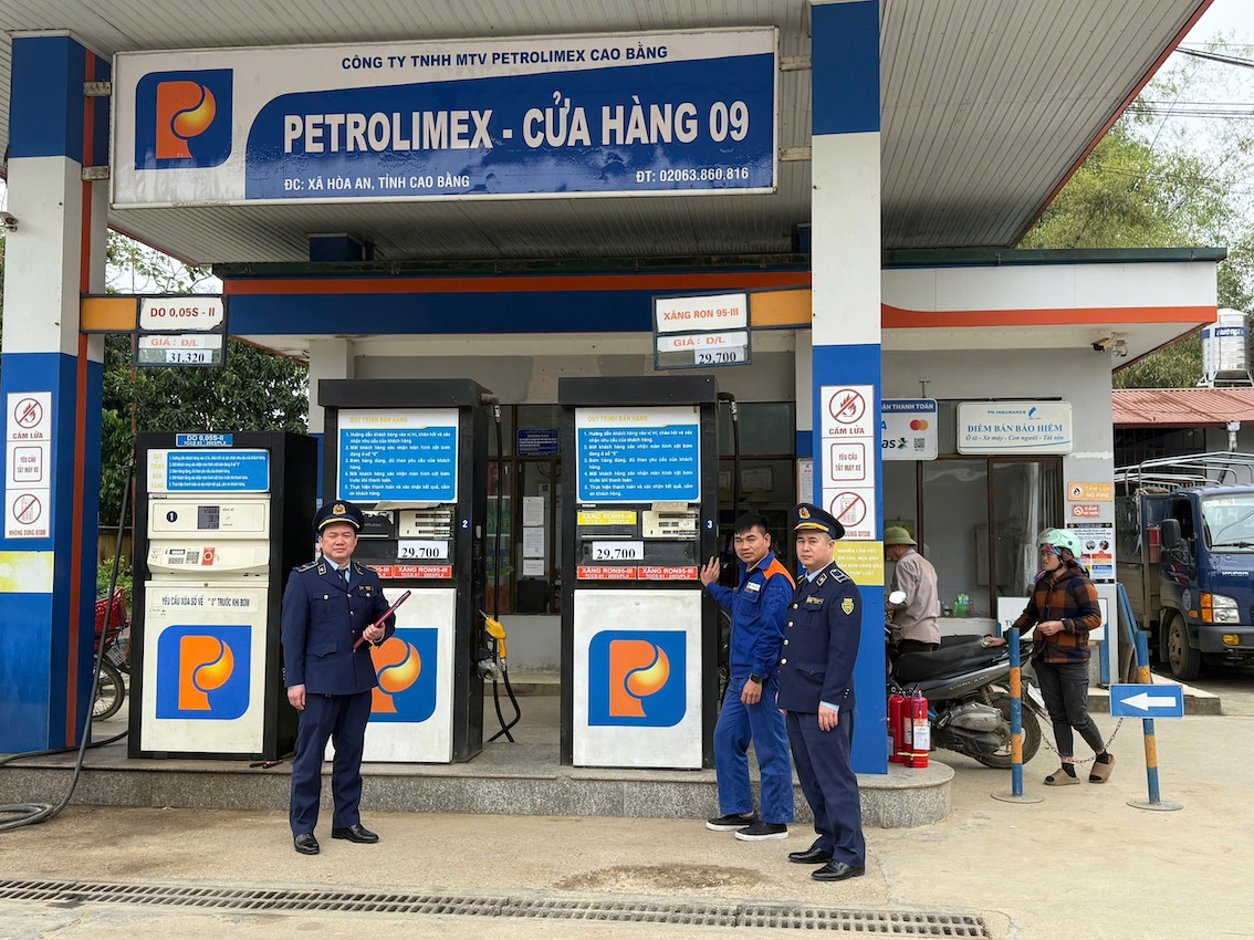 C&ocirc;ng chức Quản l&yacute; thị trường gi&aacute;m s&aacute;t hoạt động kinh doanh xăng dầu.