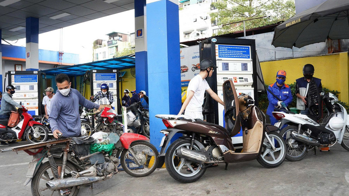 Xử l&yacute; nghi&ecirc;m c&aacute;c h&agrave;nh vi găm h&agrave;ng, đầu cơ, ngừng b&aacute;n xăng dầu