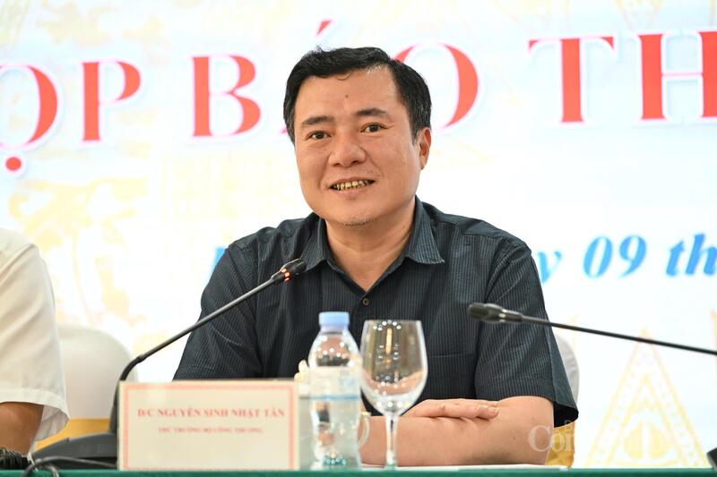 Thứ trưởng Bộ C&ocirc;ng Thương Nguyễn Sinh Nhật T&acirc;n th&ocirc;ng tin tại họp b&aacute;o thường kỳ qu&yacute; I/2026  (Ảnh: C&ocirc;ng thương).