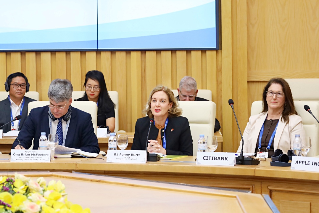 Đại diện c&aacute;c doanh nghiệp Hoa Kỳ trao đổi tại buổi l&agrave;m việc