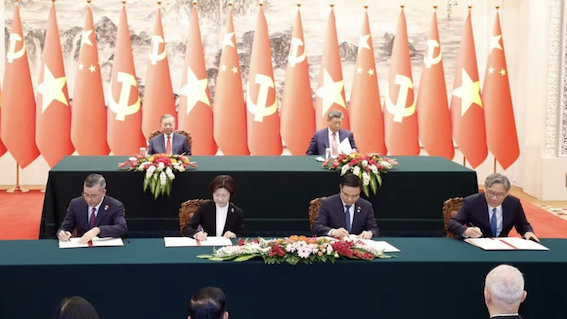 Bộ trưởng Bộ C&ocirc;ng Thương L&ecirc; Mạnh H&ugrave;ng v&agrave; Bộ trưởng Bộ Thương mại Trung Quốc Vương Văn Đ&agrave;o đ&atilde; c&ugrave;ng k&yacute; kết &ldquo;Bản ghi nhớ về th&agrave;nh lập nh&oacute;m c&ocirc;ng t&aacute;c đ&agrave;m ph&aacute;n th&uacute;c đẩy x&acirc;y dựng Khu Hợp t&aacute;c kinh tế qua bi&ecirc;n giới Việt Nam - Trung Quốc&rdquo; v&agrave; &ldquo;Bản ghi nhớ về th&agrave;nh lập nh&oacute;m c&ocirc;ng t&aacute;c hợp t&aacute;c chuỗi sản xuất, chuỗi cung ứng Việt Nam - Trung Quốc&rdquo;