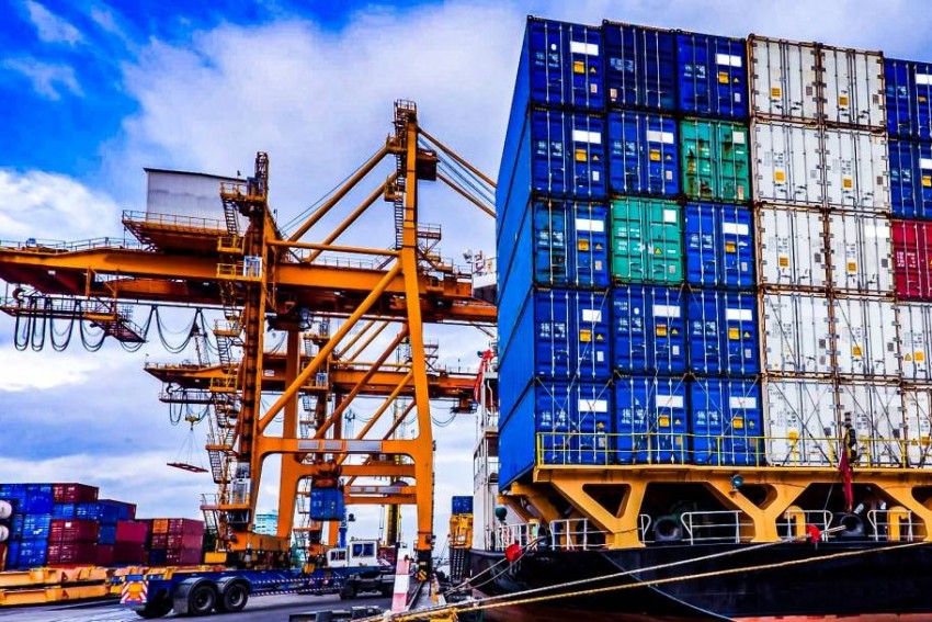 Xuất nhập khẩu đ&eacute;n 15/4 tiến gần 300 tỷ USD nhưng th&acirc;m hụt thương mại tiếp tục tăng.