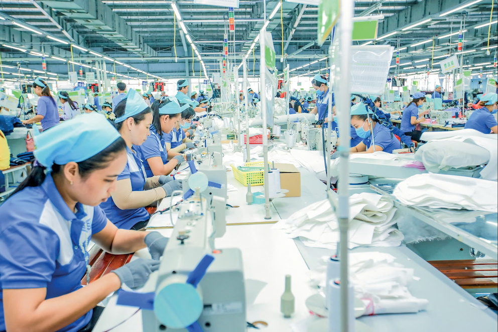 Xuất khẩu dệt may vẫn c&oacute; tăng trưởng nhưng chỉ l&agrave; mức tăng nhẹ, phản &aacute;nh cầu thị trường phục hồi chậm.