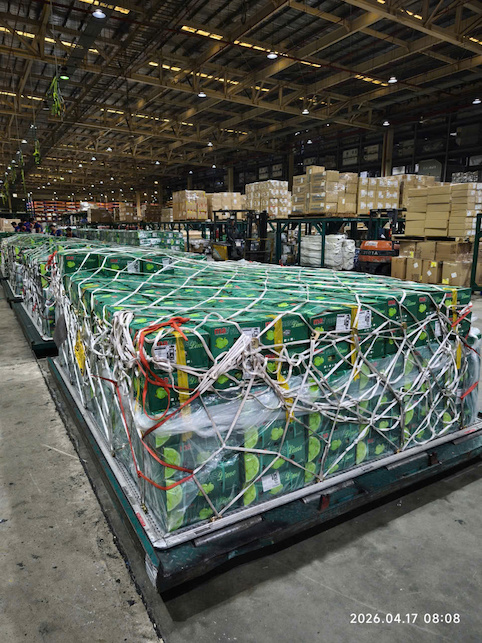 c&aacute;c l&ocirc; h&agrave;ng từ Việt Nam chuẩn bị được đưa l&ecirc;n m&aacute;y bay vận chuyển sang Dubai