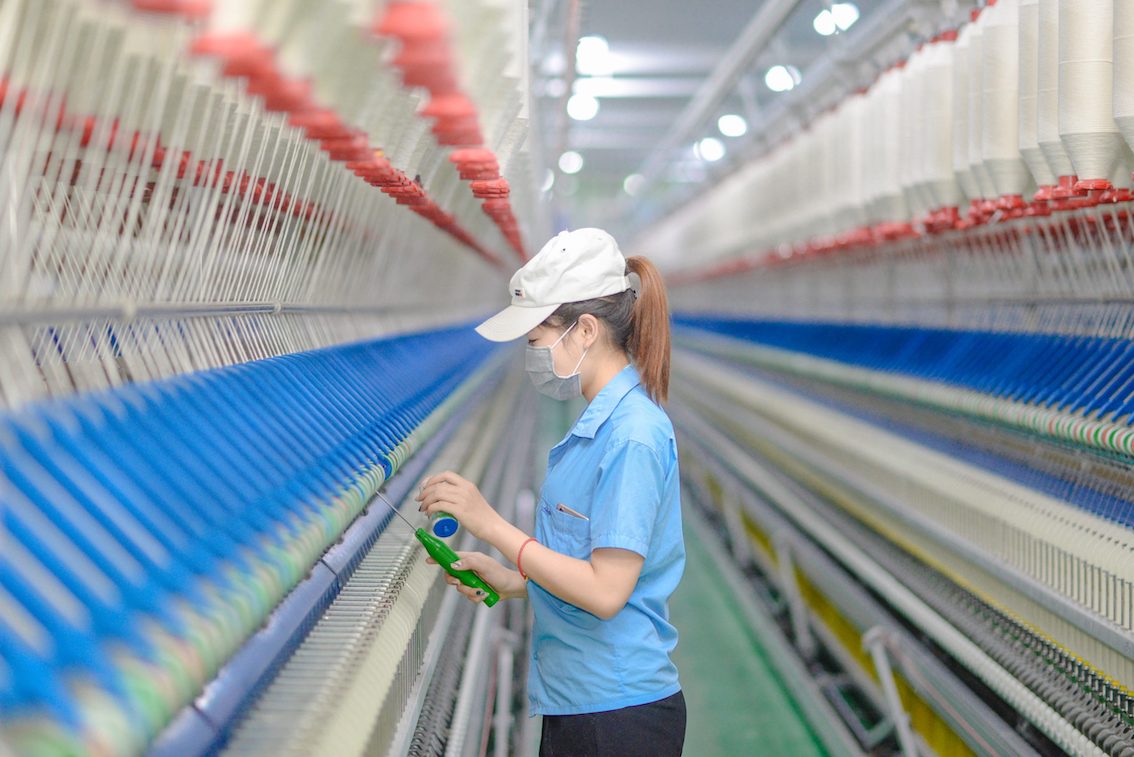 gi&aacute; nhi&ecirc;n liệu, vận chuyển tăng&hellip;, chi ph&iacute; tiền lương cao...l&agrave; những yếu tố t&aacute;c động tới sản xuất, kinh doanh của c&aacute;c doanh nghiệp dệt may.