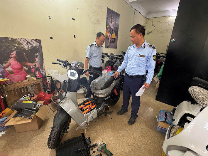 Lực lượng chức năng kiểm tra đột xuất cơ sở kinh doanh xe điện Tuấn Linh tại số 20, ng&otilde; 12 Khuất Duy Tiến, H&agrave; Nội.