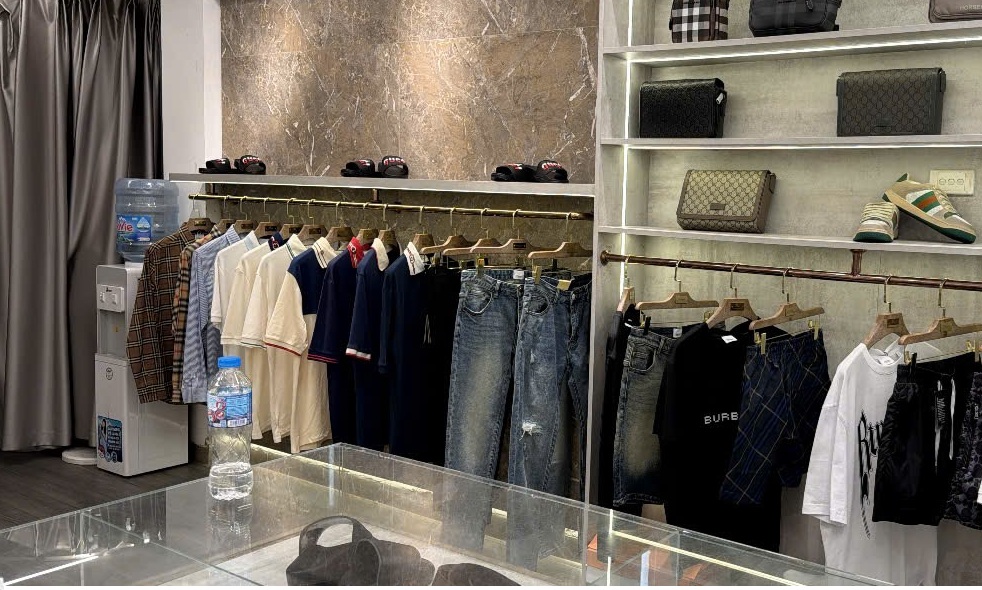 Cửa h&agrave;ng thời trang giả mạo nh&atilde;n hiệu Burberry, Gucci.