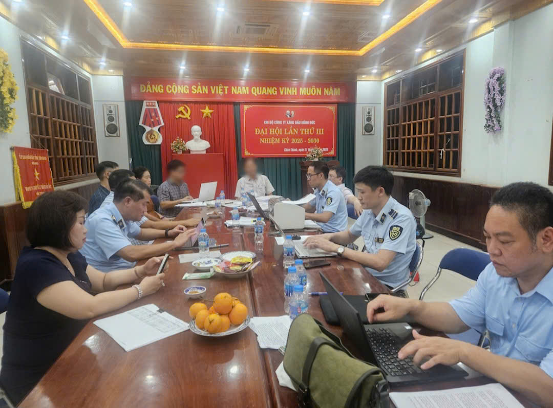 Đo&agrave;n c&ocirc;ng t&aacute;c của Cục TTTN l&agrave;m việc với đại diện C&ocirc;ng ty TNHH xăng dầu Hồng Đức tại x&atilde; Kim Sơn, tỉnh Đồng Th&aacute;p